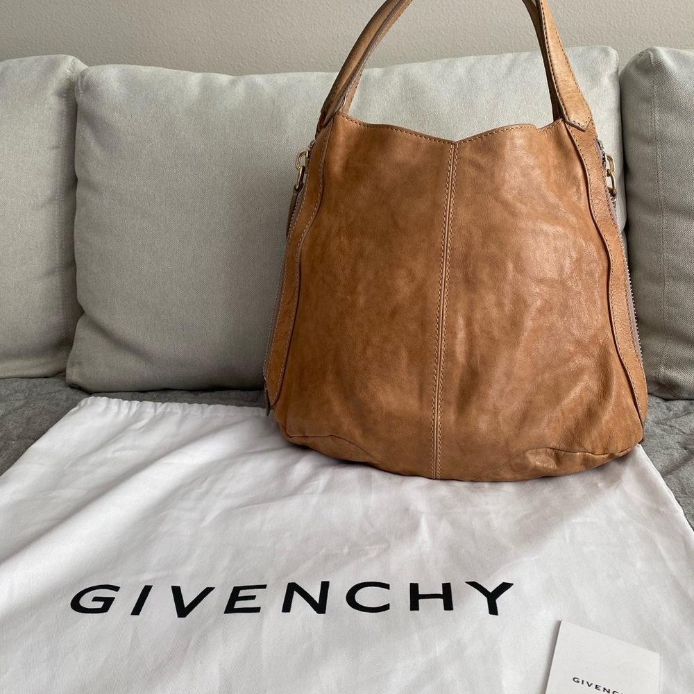 Authentic GIVENCHY Tinhan - Picture 5 of 6